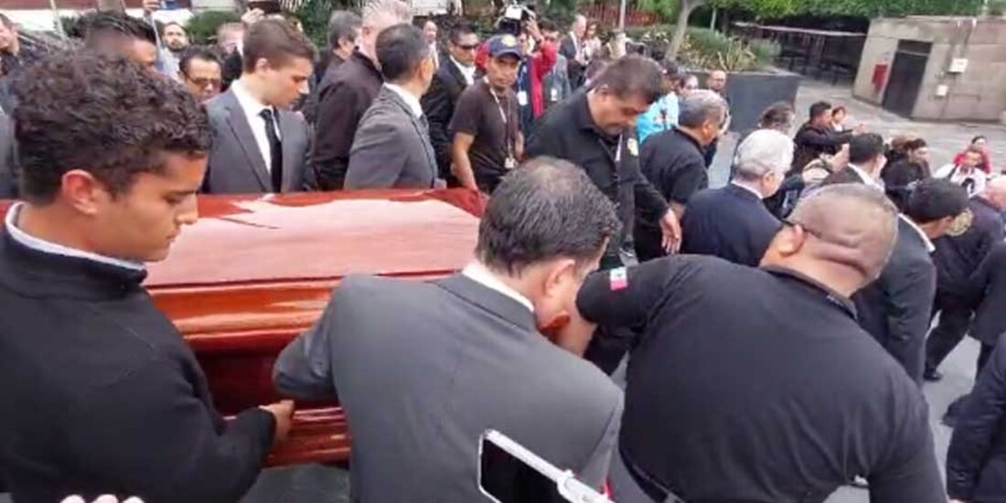 Féretro de Muñoz Ledo sale de la Cámara de Diputados para regresar al Panteón Francés