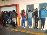 Los detenidos en el motel, antes de ser trasladados a los separos por incumplir normas sanitarias.