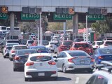 Miles de automovilistas pasan por una caseta de cobro en Palo Blanco en la Autopista del Sol