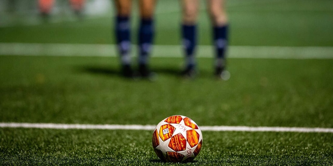 El balón a punto de rodar.