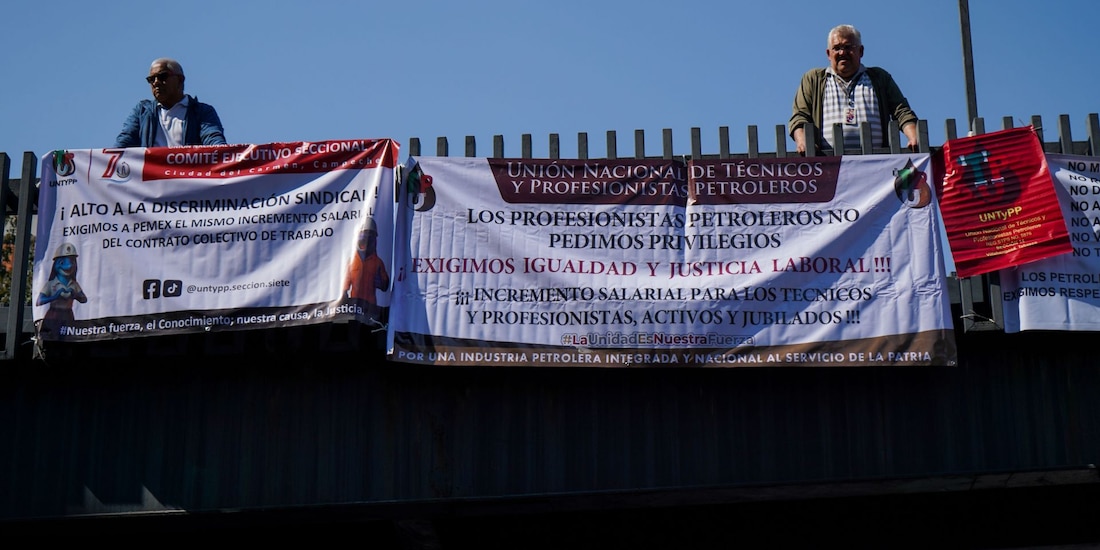 Integrantes de la Unión Nacional de Técnicos y Profesionistas Petroleros bloquearon la avenida Marina Nacional, frente a la Torre de Pemex.