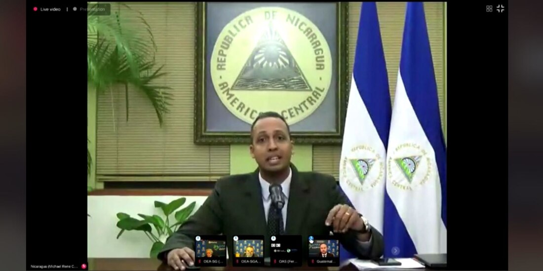 El representante nicaragüense ante la OEA, Michael Campbell, responde a quienes dudan de la legitimidad del gobierno durante la sesión de ayer.