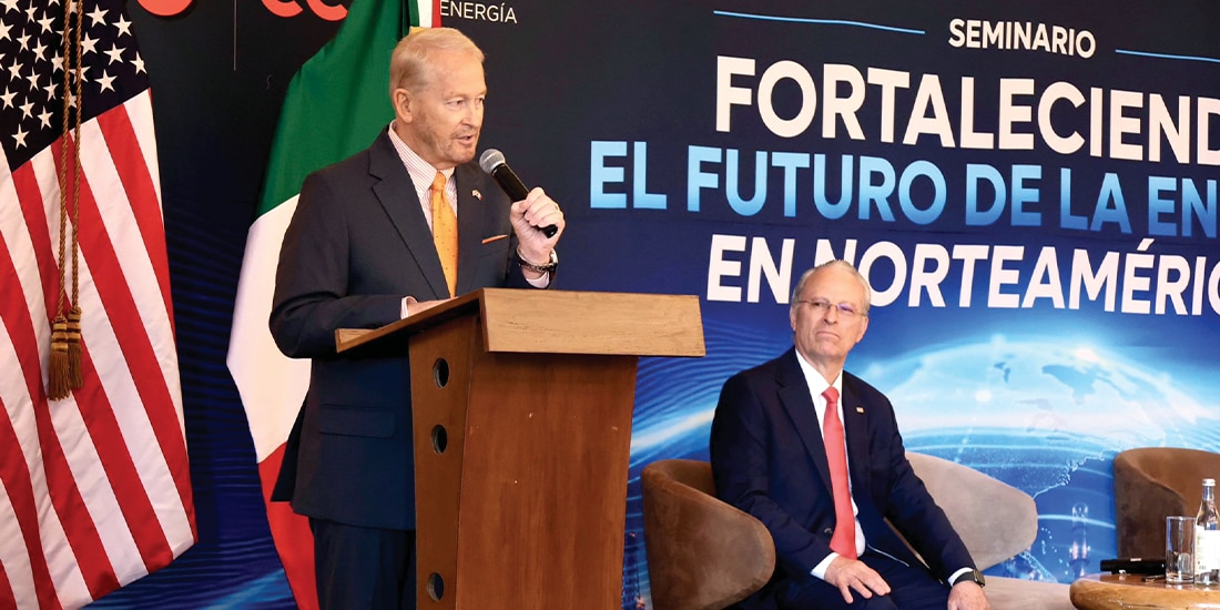 RONALD JOHNSON (izq.), embajador de EU, ayer, con integrantes del CCE.