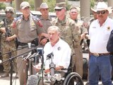 Greg Abbott en conferencia de prensa.