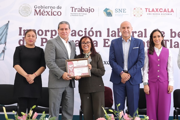 Lorena Cuéllar Cisneros junto a autoridades de la STyC y representantes del sector empresarial durante la ceremonia de clausura del programa de empleabilidad.