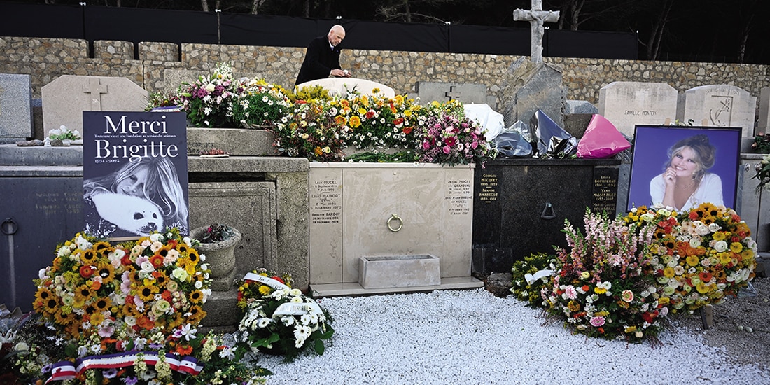 Flores y fotos en la tumba de Brigitte Bardot, en Saint-Tropez, París, ayer.