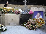 Flores y fotos en la tumba de Brigitte Bardot, en Saint-Tropez, París, ayer.