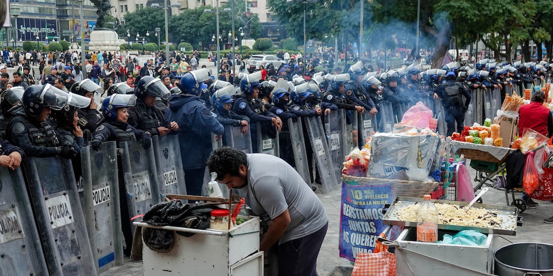 Operativo policiaco para reubicar a ambulantes, ayer.