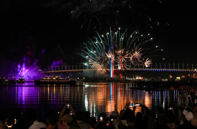 Las personas buscaron el mejor lugar para presenciar el espectáculo de fuegos artificiales en Melbourne, Australia.