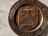 Imagen de archivo. Un sello de bronce del Departamento del Tesoro se exhibe en el edificio del Tesoro de EU en Washington