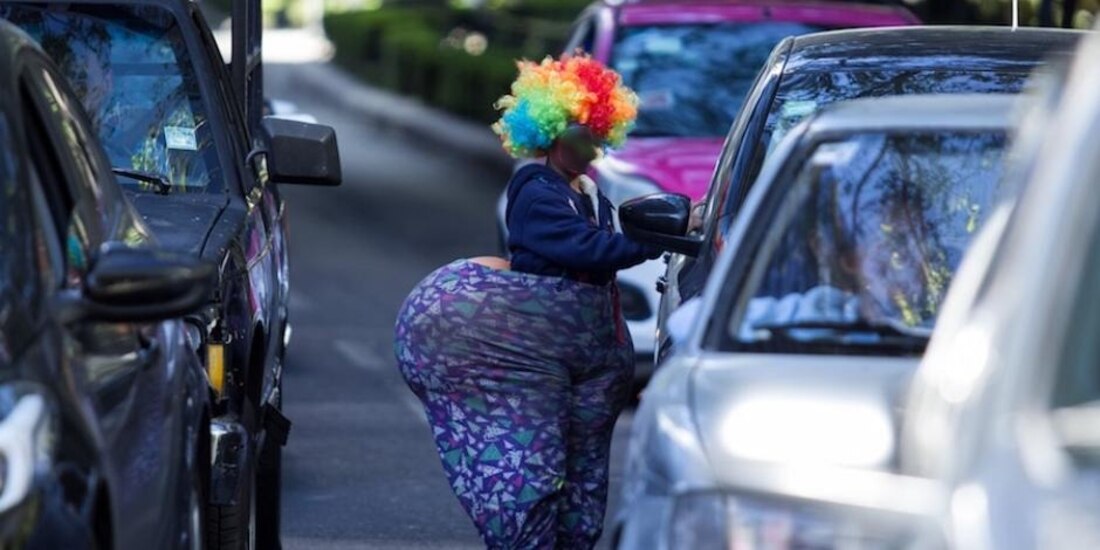 UN ADOLESCENTE hace trabajo callejero en la CDMX, en una imagen de enero de 2019.
