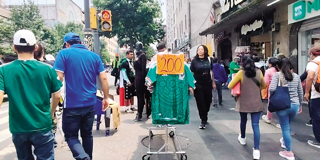 AMBULANTES ofertan en 200 pesos jerseys del Tri, ayer.