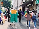AMBULANTES ofertan en 200 pesos jerseys del Tri, ayer.