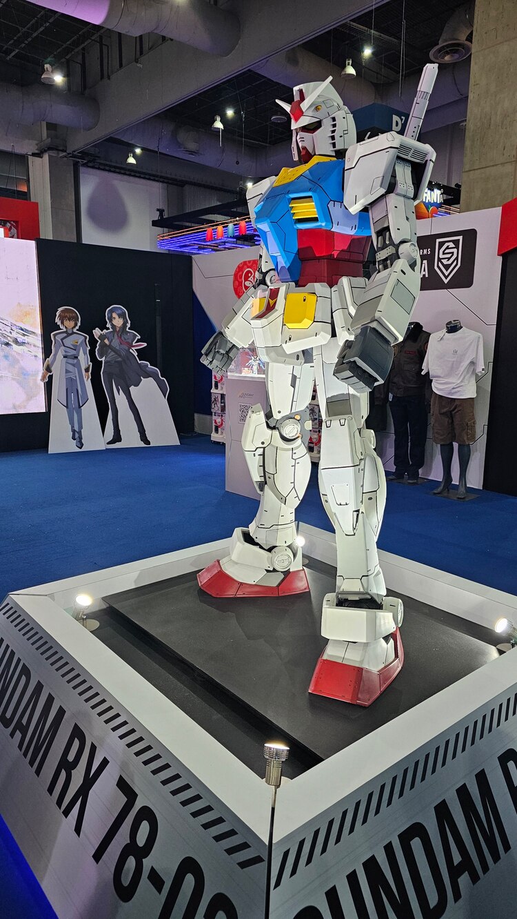Una estatua de Gundam se robó las miradas.