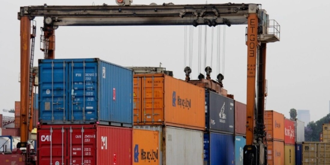 Contenedores en patio de maniobras