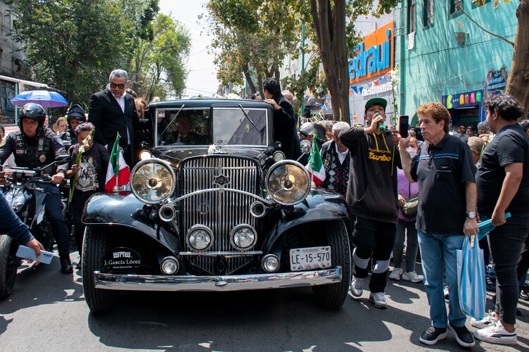 La carroza avanzó acompañada de familiares, policías y fans