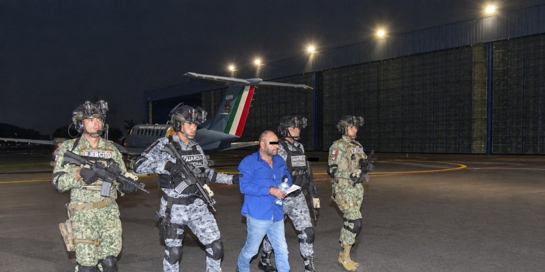 El detenido custodiado por las fuerzas federales.