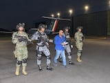 El detenido custodiado por las fuerzas federales.