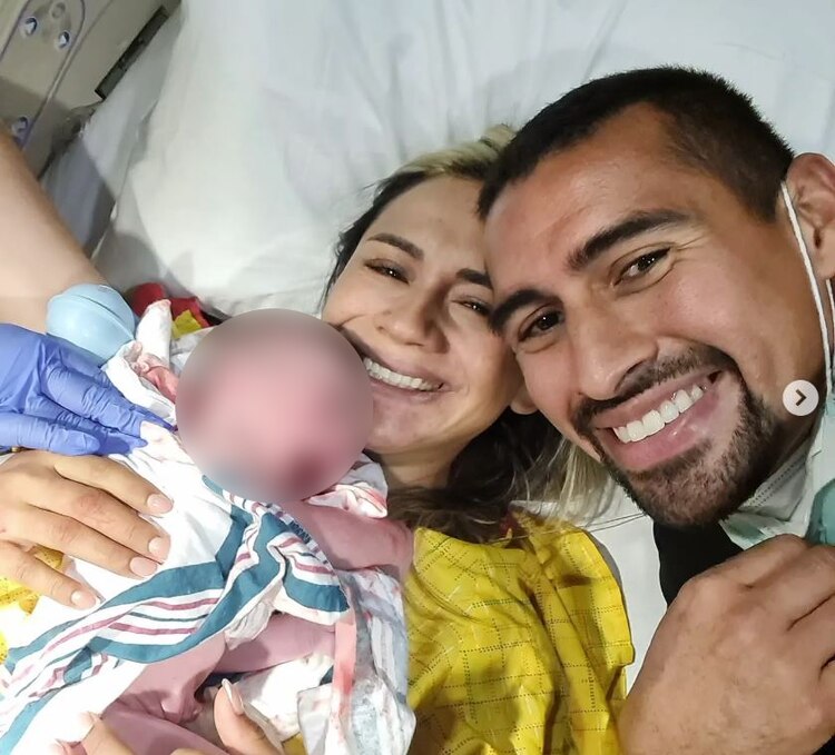 Nace el bebé de Pato Araujo y Zudikey Rodríguez y así lo presentaron