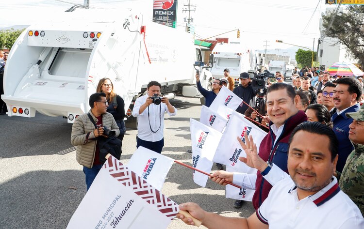 Gobernador Alejandro Armenta entregó camiones compactadores de basura en Tehuacán.