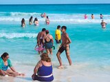 Turistas nacionales e internacionales disfrutan de la playa Forum en Cancún, Quintana Roo.