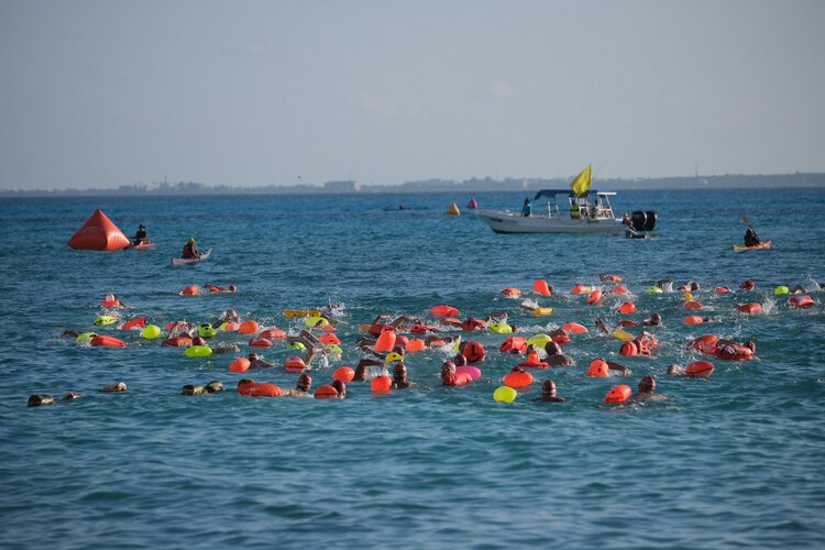 Participantes de 28 países y todos los estados de México se dieron cita en Cancún para nadar en “El Cruce” 2025.