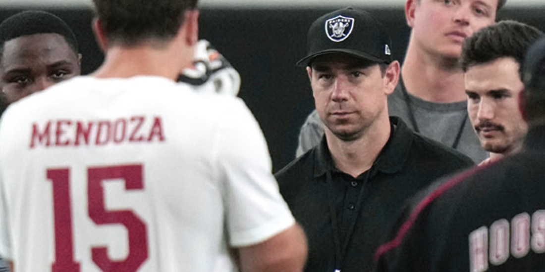 El head coach Klint Kubiak observa a su nueva joya en un entrenamiento