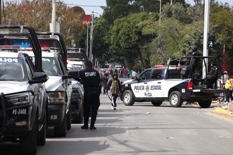 Policías atienden un bloqueo en Oaxaca, en fotografía de archivo.