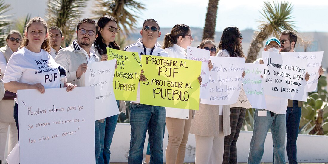 Trabajadores del PJF de la Novena Región del Centro Auxiliar de Zacatecas se manifestaron en las puertas del edificio sede en el estado, ayer.