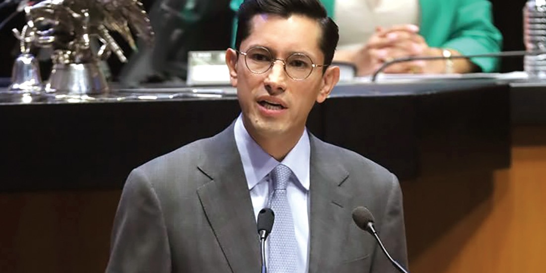 El secretario Roberto Velasco, ayer, en el Senado de la República.