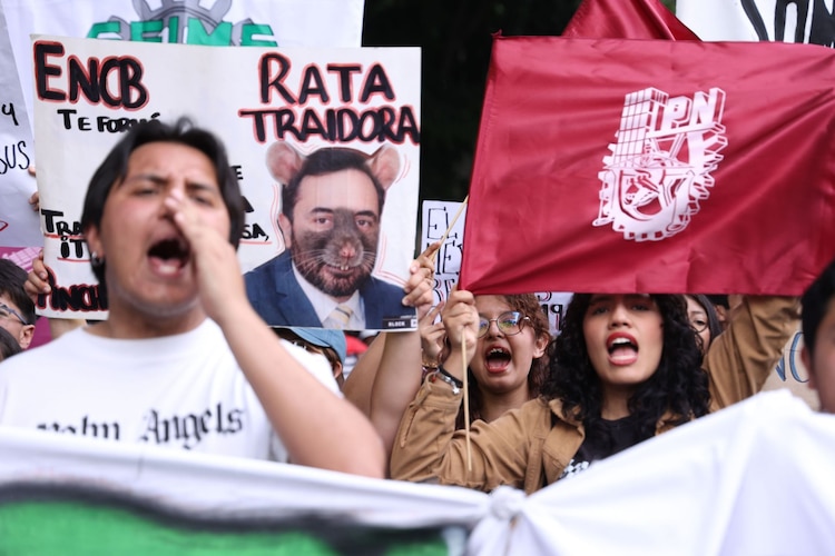 Aspecto de una marcha de estudiantes del IPN en CDMX.