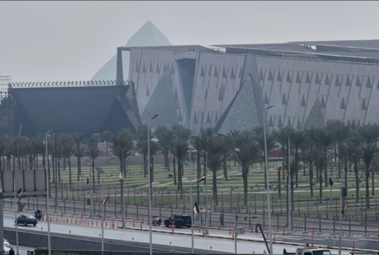 Los vehículos policiales están alerta mientras vigilan antes de la apertura del Gran Museo Egipcio en Giza, Egipto, el sábado 1 de noviembre de 2025.