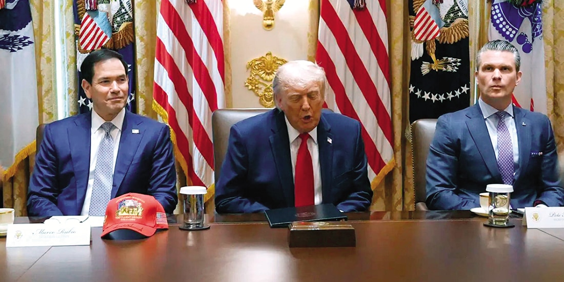 Donald Trump, presidente de EU, y Pete Hegseth, secretario de Guerra, ayer.