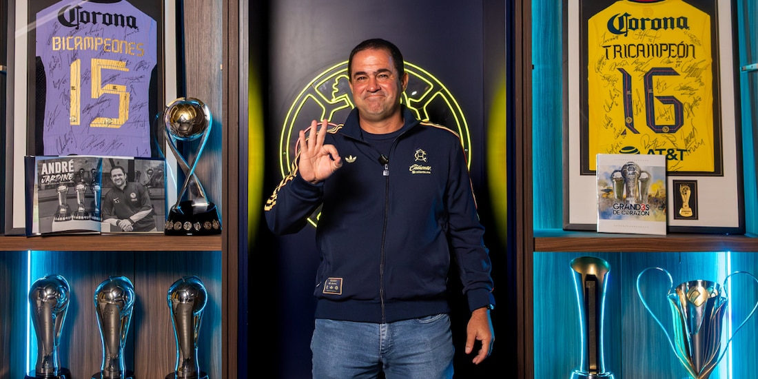 André Jardine lloró tras escuchar los mensajes de despedida de futbolistas y exjugadores del América.