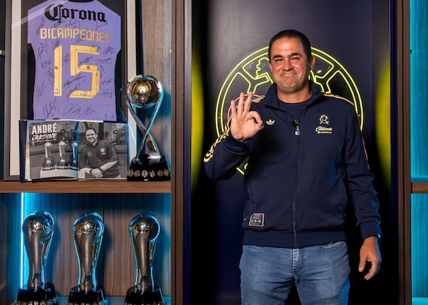 André Jardine lloró tras escuchar los mensajes de despedida de futbolistas y exjugadores del América.