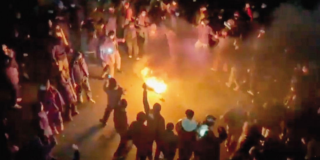 Manifestantes iraníes bailan y vitorean alrededor de una hoguera, el 9 de enero.