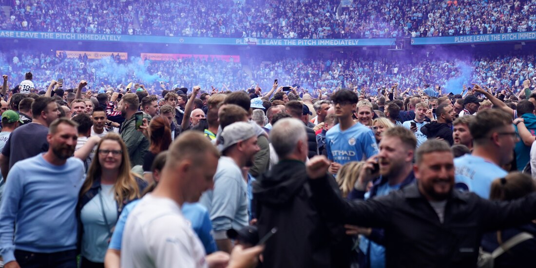 Fans del Manchester City celebran el título de la Premier League de Inglaterra.