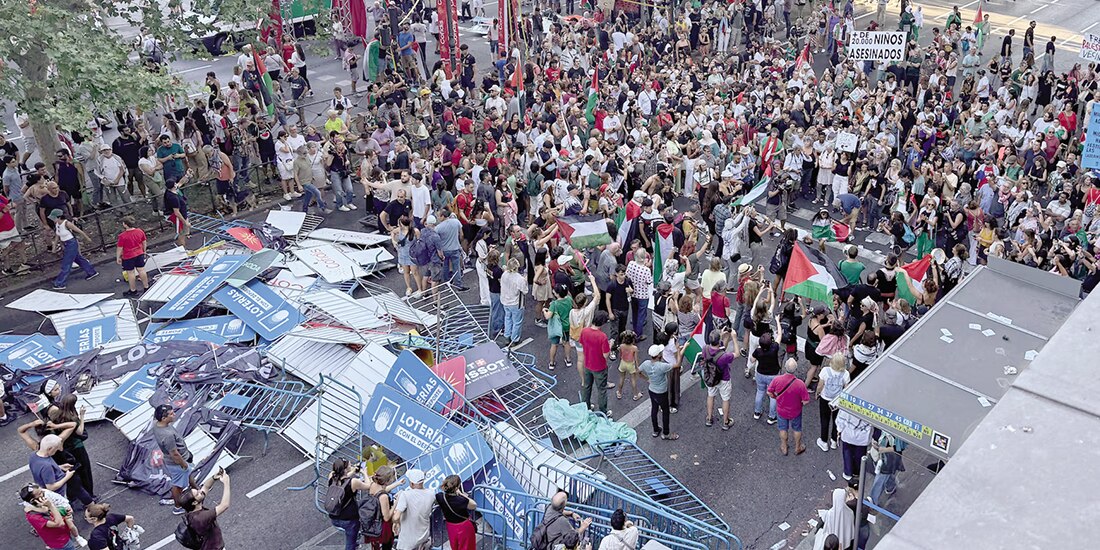 Manifestantes pro-Palestina rompen barreras durante la Vuelta de España, ayer.
