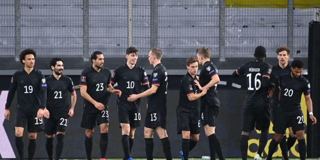 Jugadores teutones celebran un gol, ayer, en Duisburgo.