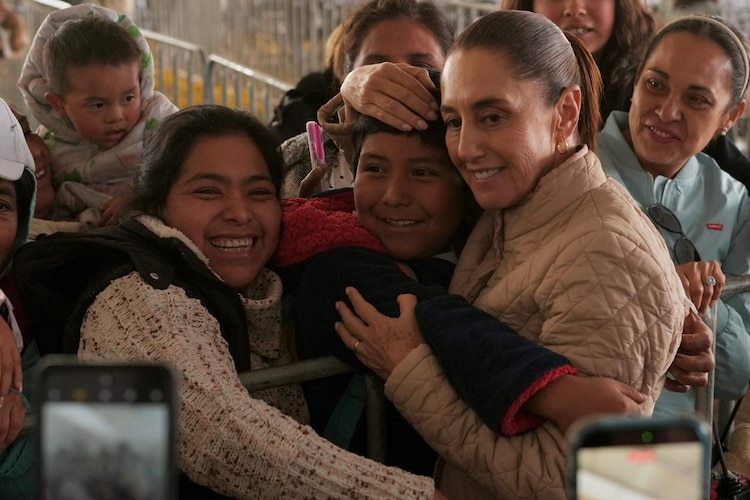 La Presidenta Claudia Sheinbaum convive con habitantes de Tlalpan.