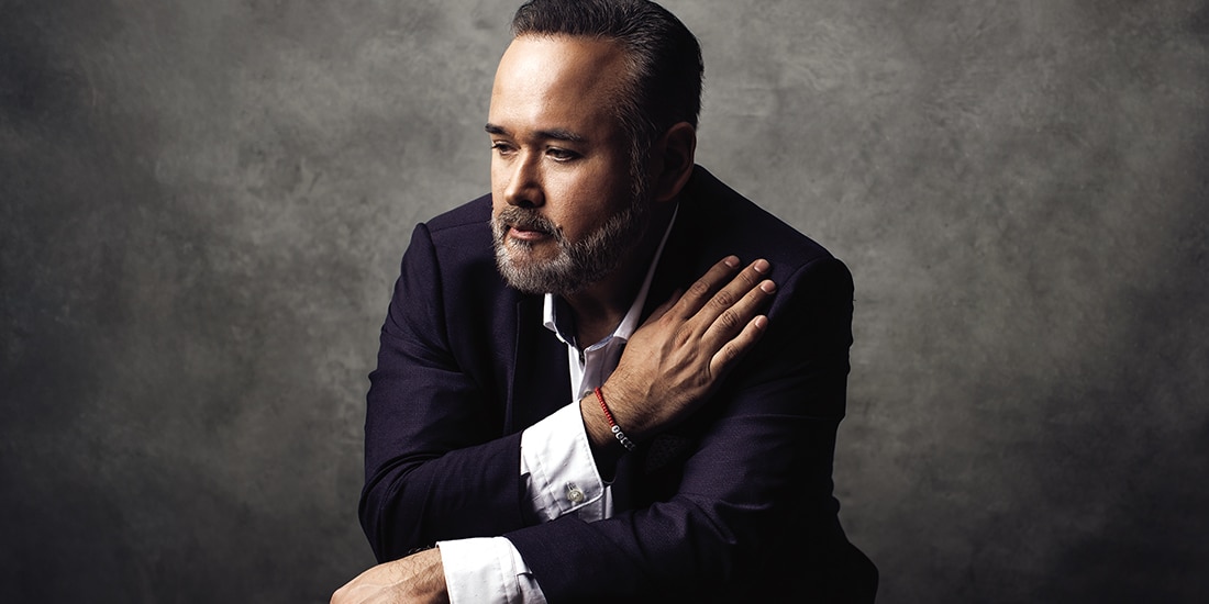 El tenor mexicano posa en una sesión de estudio.