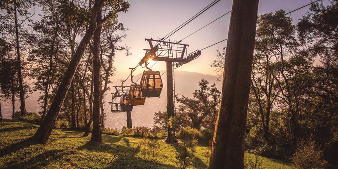 Orizaba
Tiene un teleférico que cruza su Centro Histórico; visita el Ecoparque Cerro del Borrego, la Laguna de Ojo de Agua, el Expo Parque de los Dinosaurios, El Palacio de Hierro o el Biori Jardín Botánico, en donde también podrás conocer el Orquideario más grande de México.