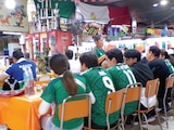 UNA FONDA dentro de la Plaza Garibaldi, durante la transmisión del partido inaugural