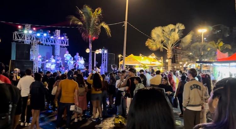 Familias y amigos celebran en Mazatlán; degustan mariscos frescos y disfrutan de la música sinaloense.