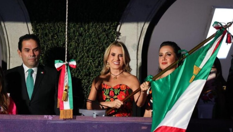 La alcaldesa Romina Contreras acompañada por su familia y miembros de su gabinete durante la celebración de las fiestas patrias.
