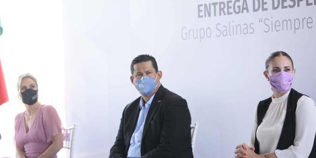 El gobernador Diego Sinhue Rodríguez junto a la presidenta del Consejo Consultivo de Grupo Salinas (de rosa), Ninfa Salinas, y la titular del DIF estatal, Adriana Ramírez, al inaugurar escuela.