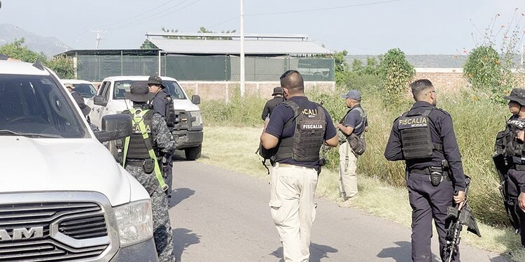 Elementos estatales, en las diligencias que forman parte de la investigación por el crimen del empresario Bernardo Bravo, el lunes en la ruta Apatzingán-Tepetates.