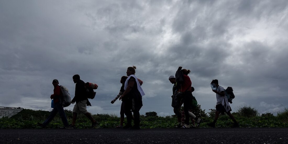 Migrantes caminan en su paso por México hacia Estados Unidos.