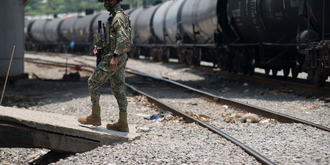 Gobierno logra acuerdo con Grupo México por ocupación de vía de Ferrosur: Reuters.