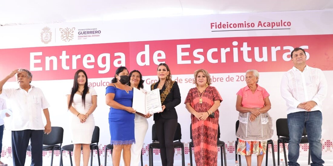 La gobernadora Evelyn Salgado (al centro, de negro), ayer, al entregar los documentos en Acapulco.